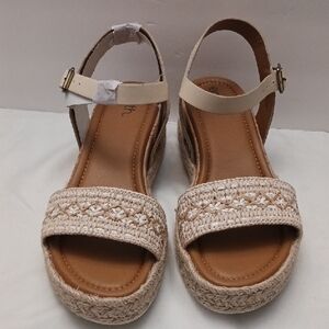 Earth size 11 M women's Tan wedge sandals with buckel closu